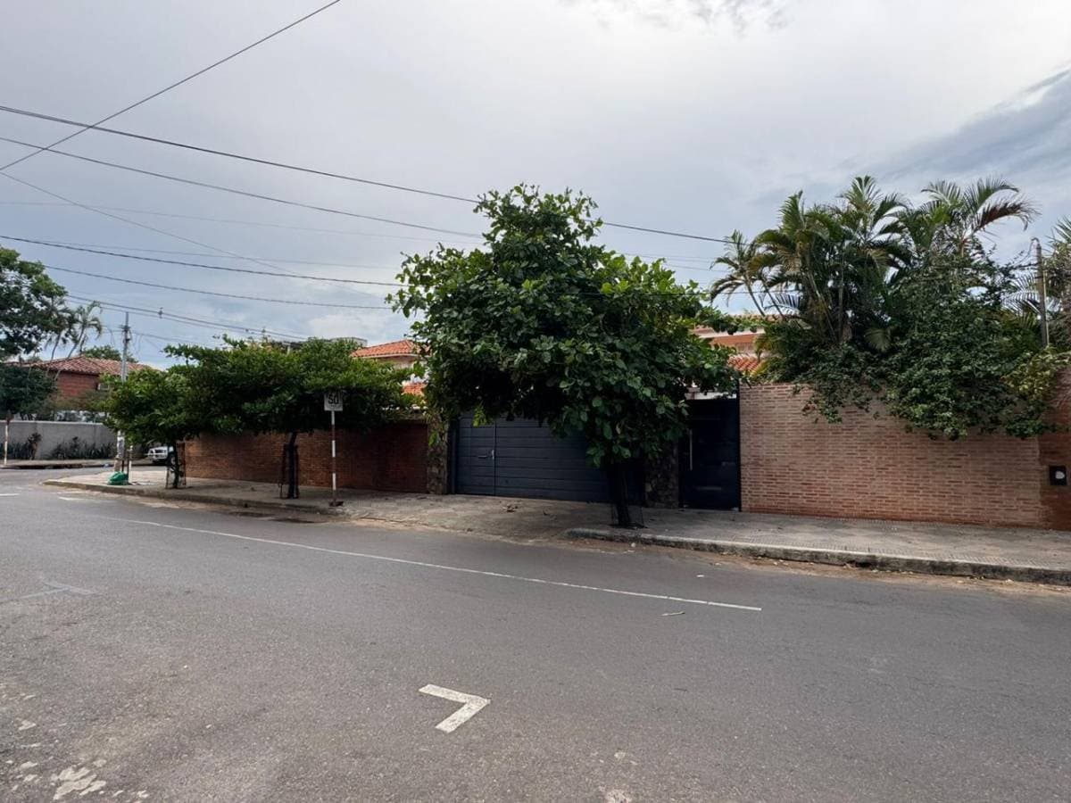 AMPLIA PROPIEDAD EN VENTA EN BARRIO HERRERA - ASUNCION - 938 M2 – 2