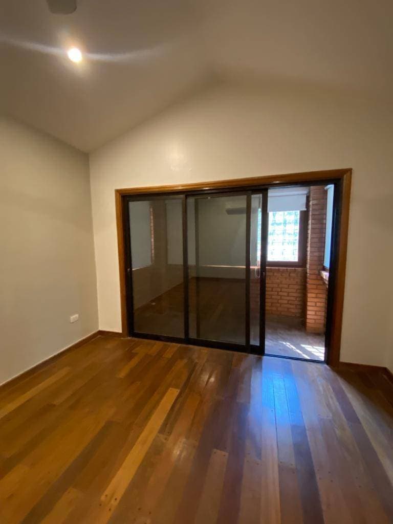 Hermosa casa de 2 pisos y 4 suites en Mburucuya, frente al CPJ – 2