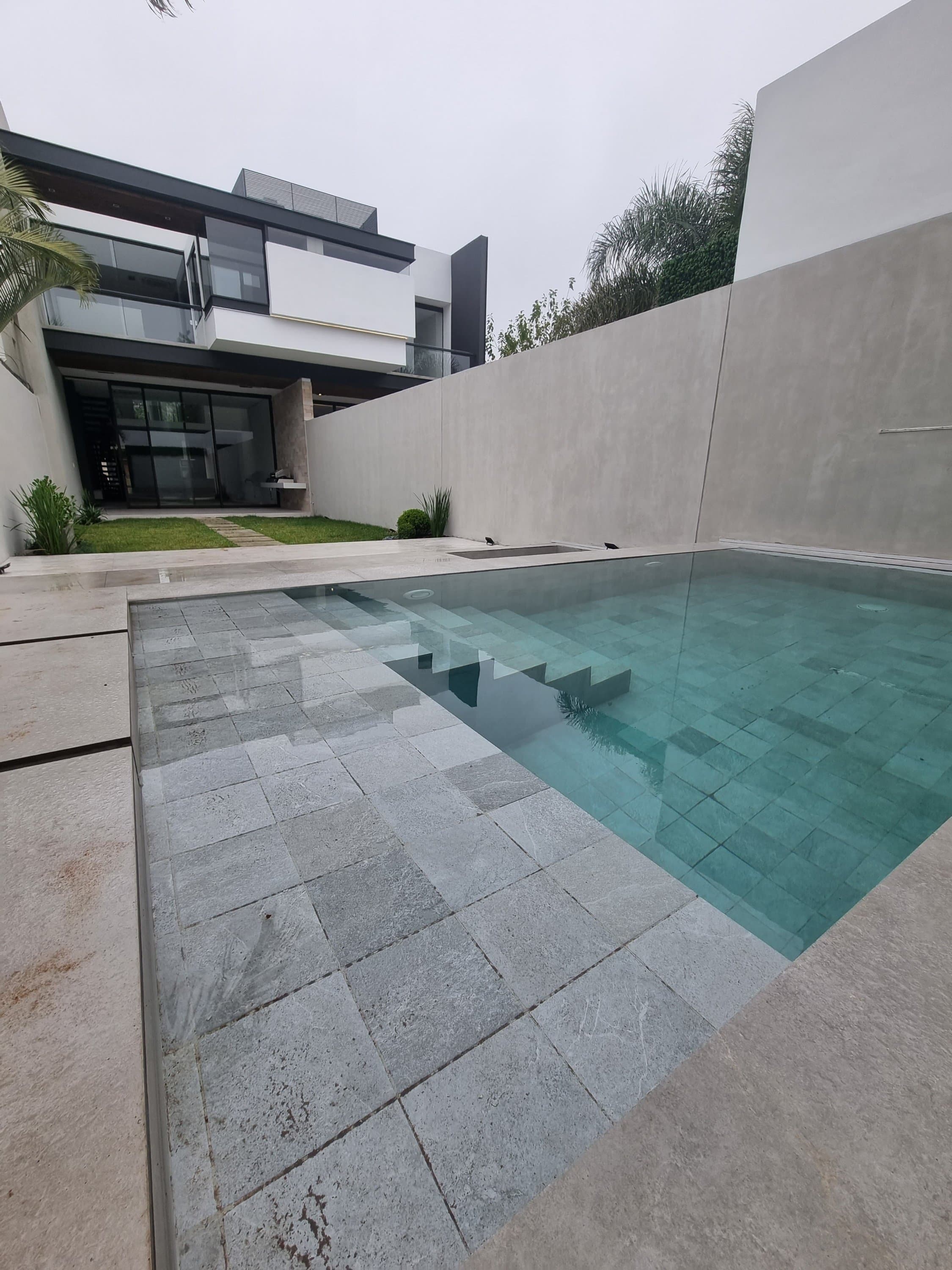 En Venta Casa minimalista con 3 suites + area de invitados.
Barrio Mburucuya – 2