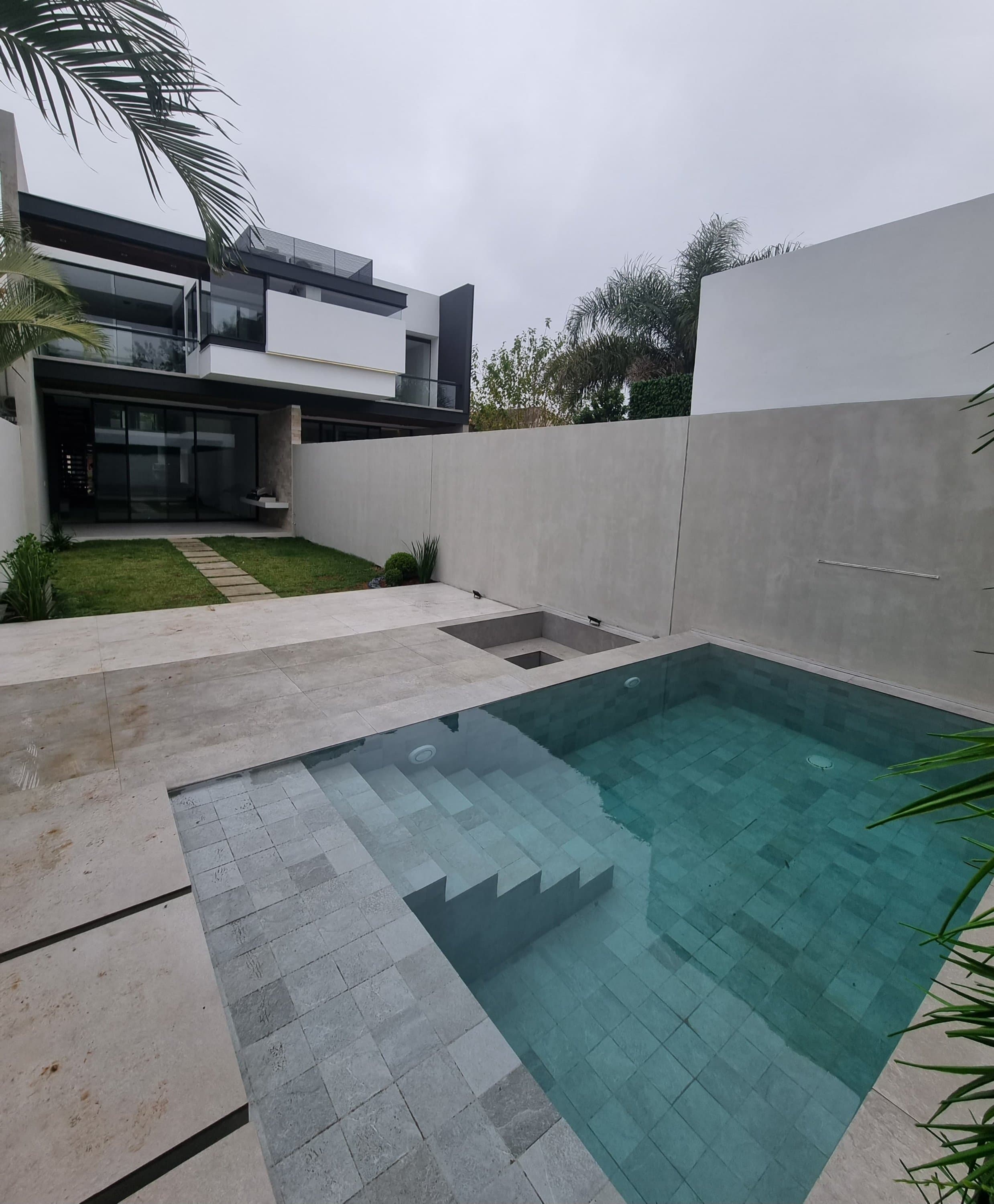 En Venta Casa minimalista con 3 suites + area de invitados.
Barrio Mburucuya – 3