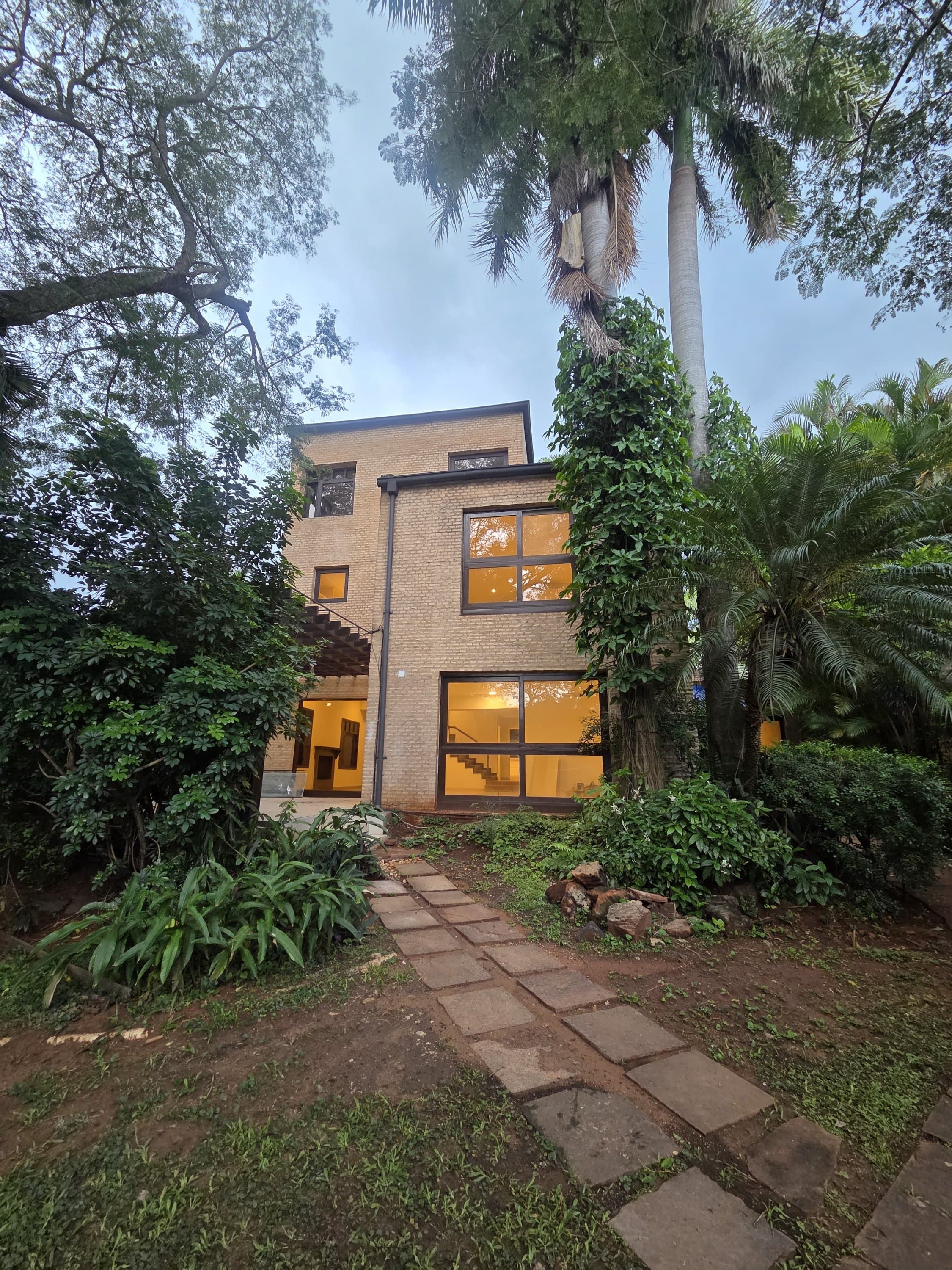 Casa puesta a NUEVA! en Condominio Ycua Sati, a pasos del Goethe, 3 dormitorios en suite con vestidores* – 2