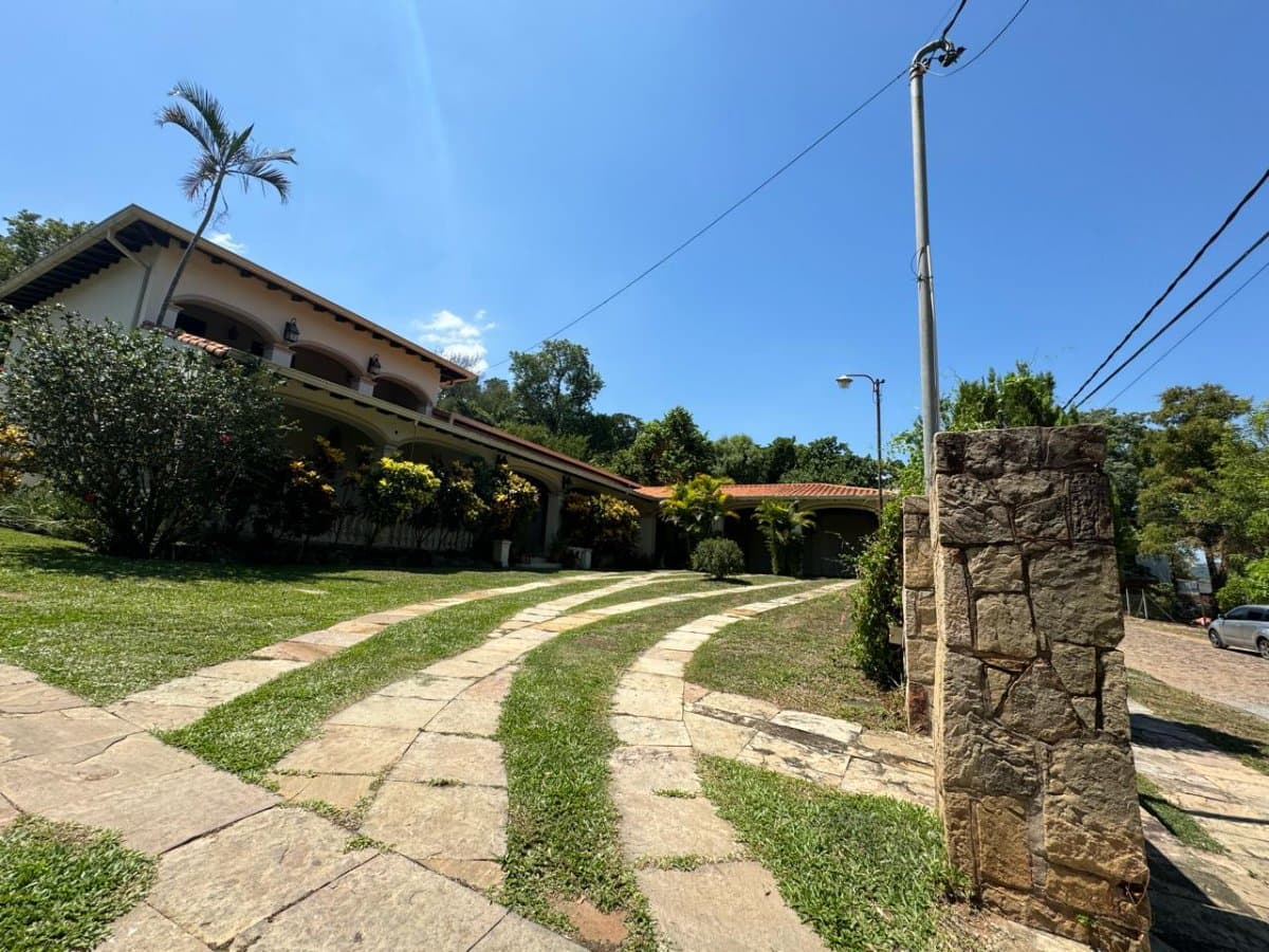 Residencia Premium de 700 m² | Piscina + Pádel sobre 3.250 m² – 2