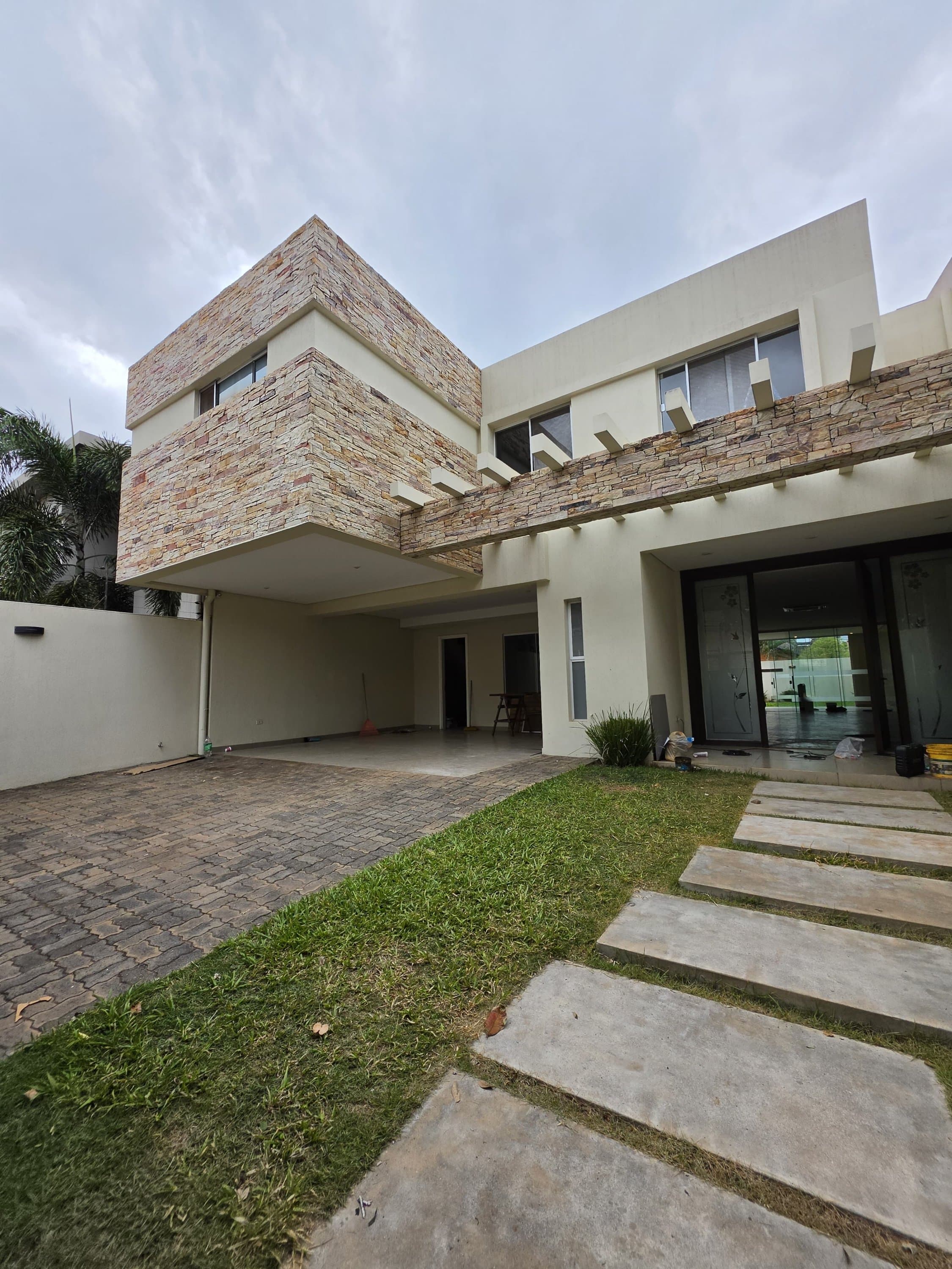 ALQUILO / VENDO BELLISIMA CASA EN MBURUCUYA C/ 4 DORMITORIOS
