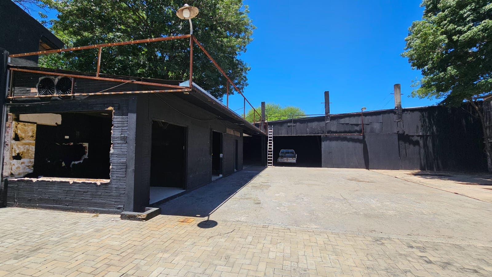 SHOWROOM CON OFICINAS Y DEPÓSITO – LOS LAURELES – 2