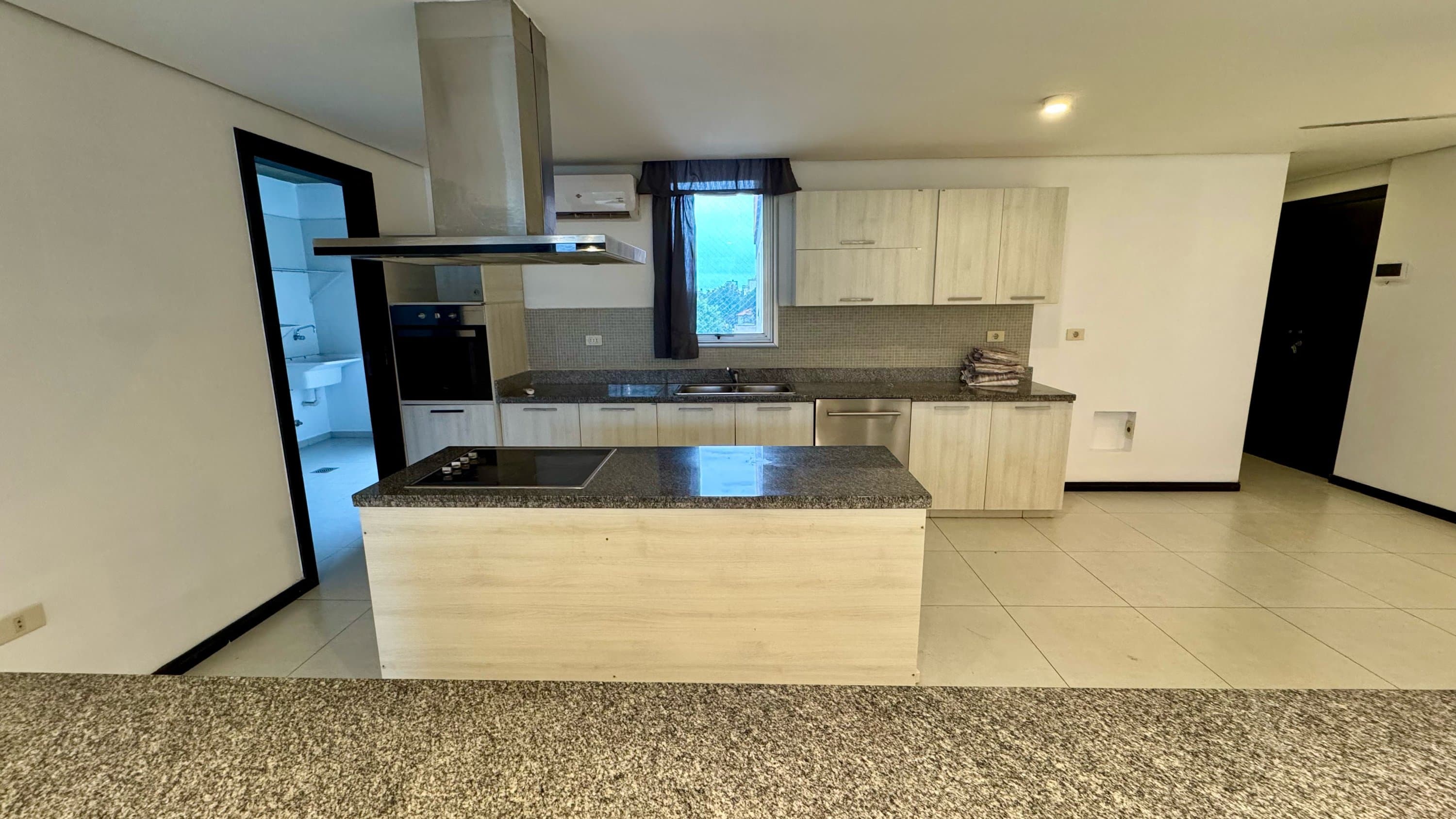 Vendo amplio departemento de 2 dormitorios en suite, zona IPS