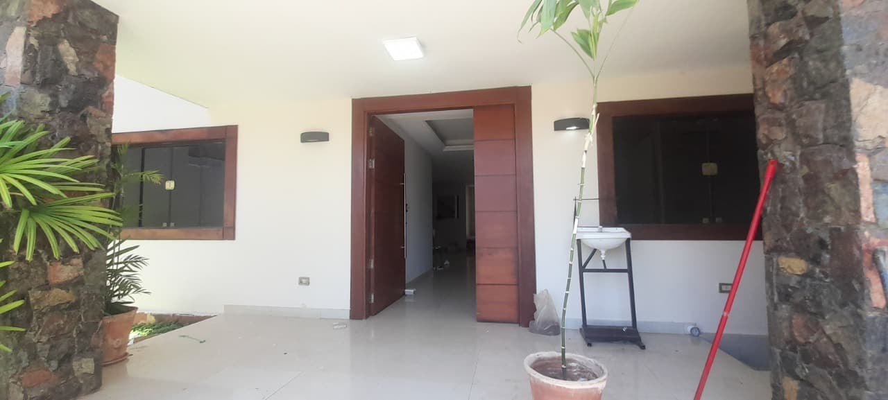 ALQUILER – CASA PARA OFICINA EN LOS LAURELES