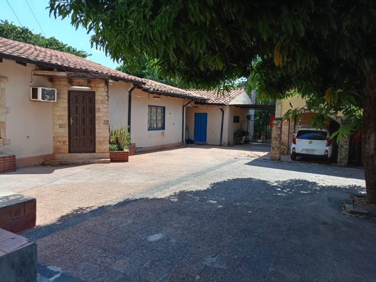 Propiedad con 2 locales comerciales y 5 departamentos en Capiatá – 2