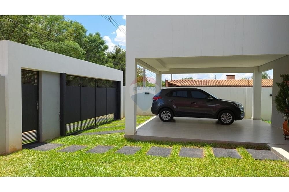 VENDO AMPLIA RESIDENCIA EN LUQUE - PRIMER BARRIO – 2