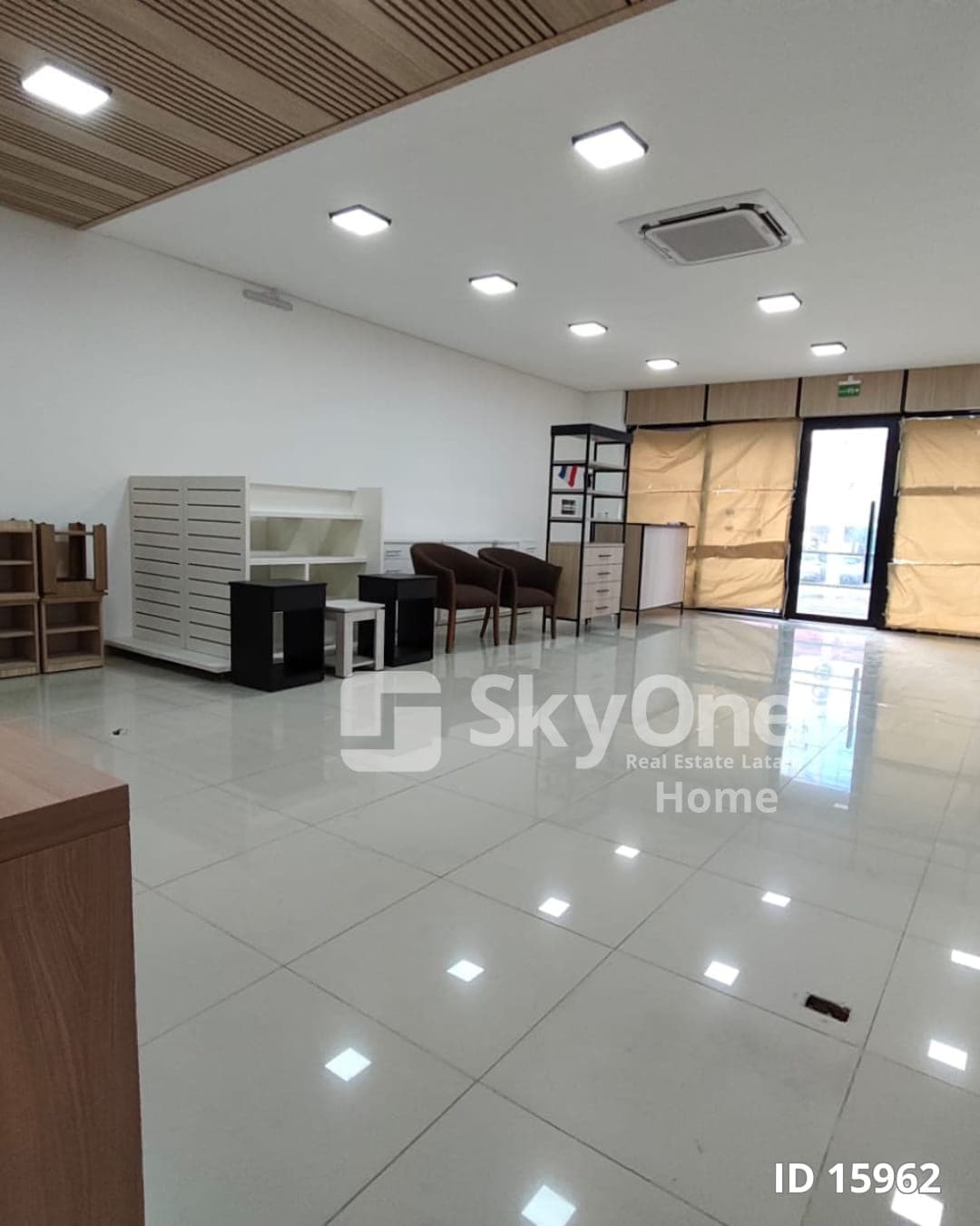 ALQUILO SHOWROOM SOBRE AVENIDA ARTIGAS FRENTE A AUTOMOTOR‼️ – 3