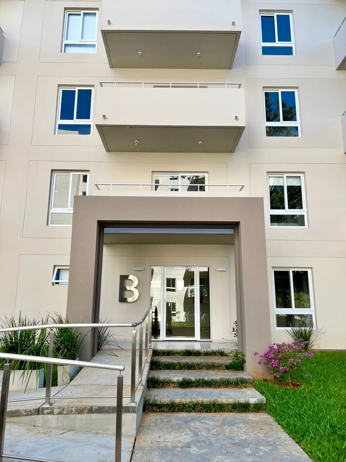 Alquilo departamento de 2 habitaciones con cochera en Luque Complejo República – 2