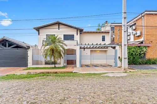 VENDO AMPLIA CASA EN LUQUE - CUARTO BARRIO!!