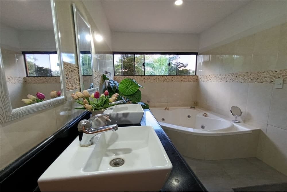Hermosa residencia en el Casco Urbano-Capiata – 3