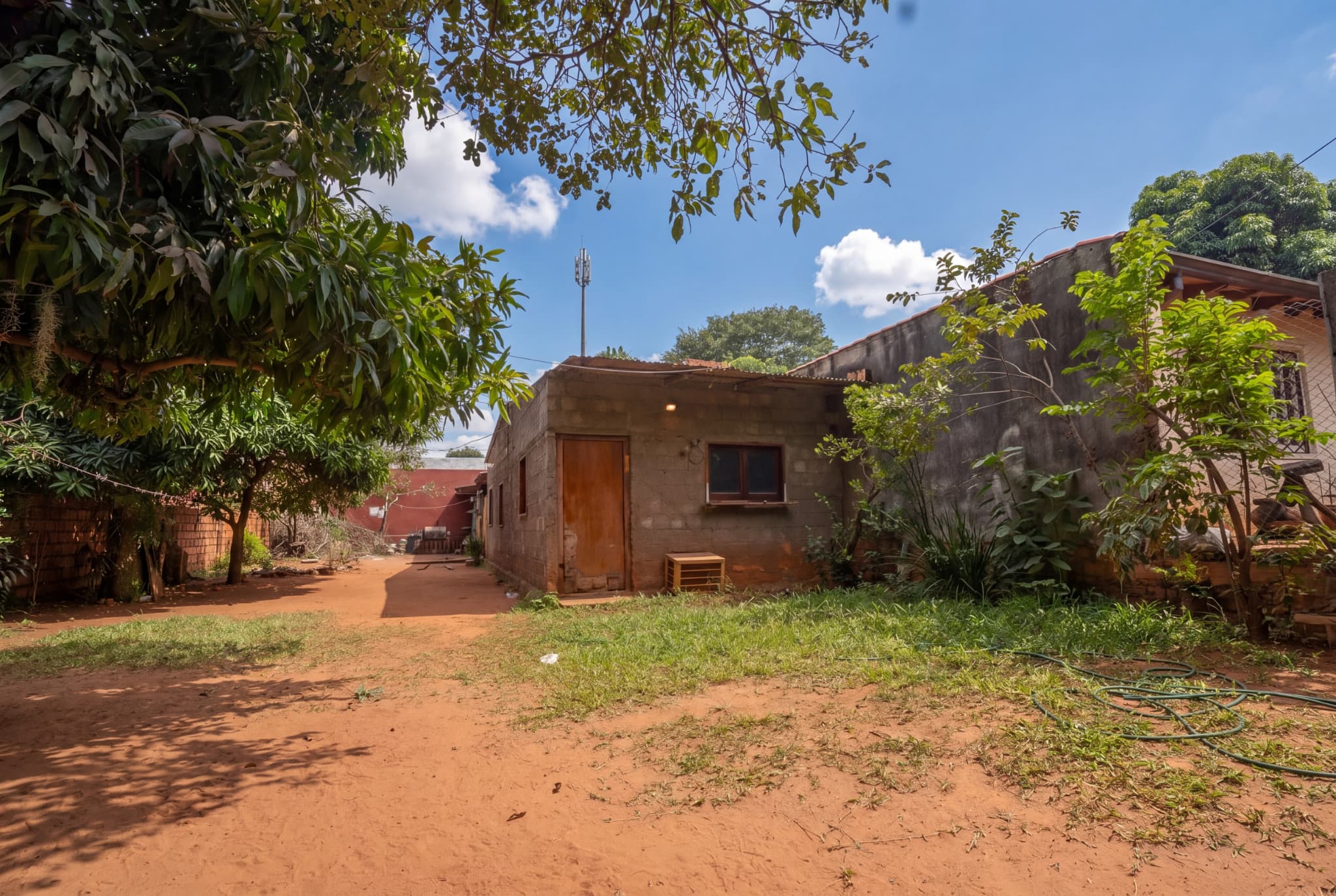 Terreno + pequeña construcción en Venta Luque Moracue – 2