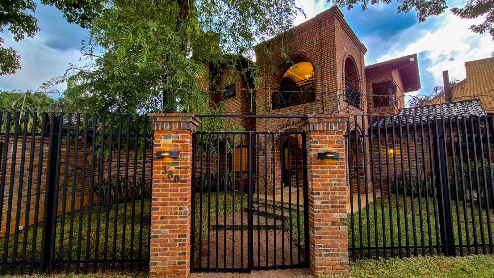 Casa De 4 Dormitorios En Las Lomas- Asuncion