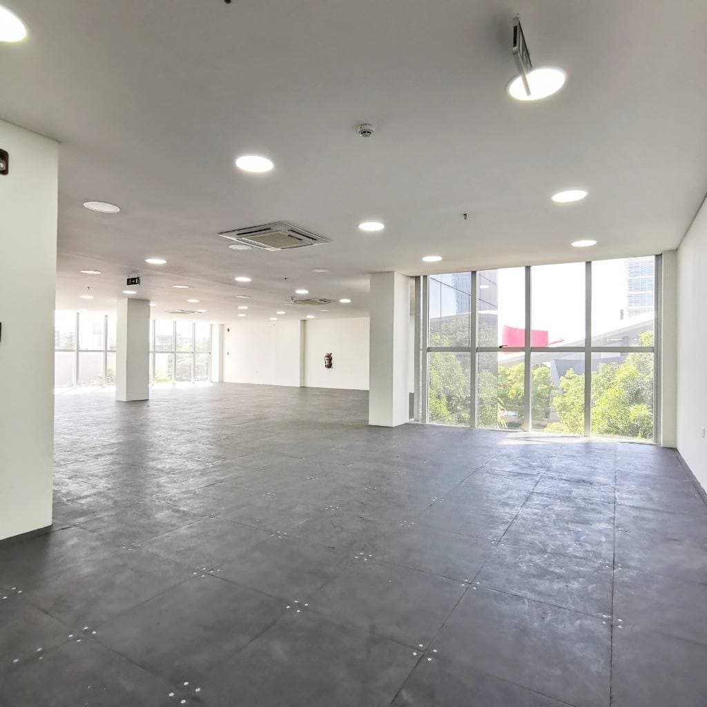 ALQUILO AMPLIA OFICINA EN EDIFICIO CORPORATIVO. – 2