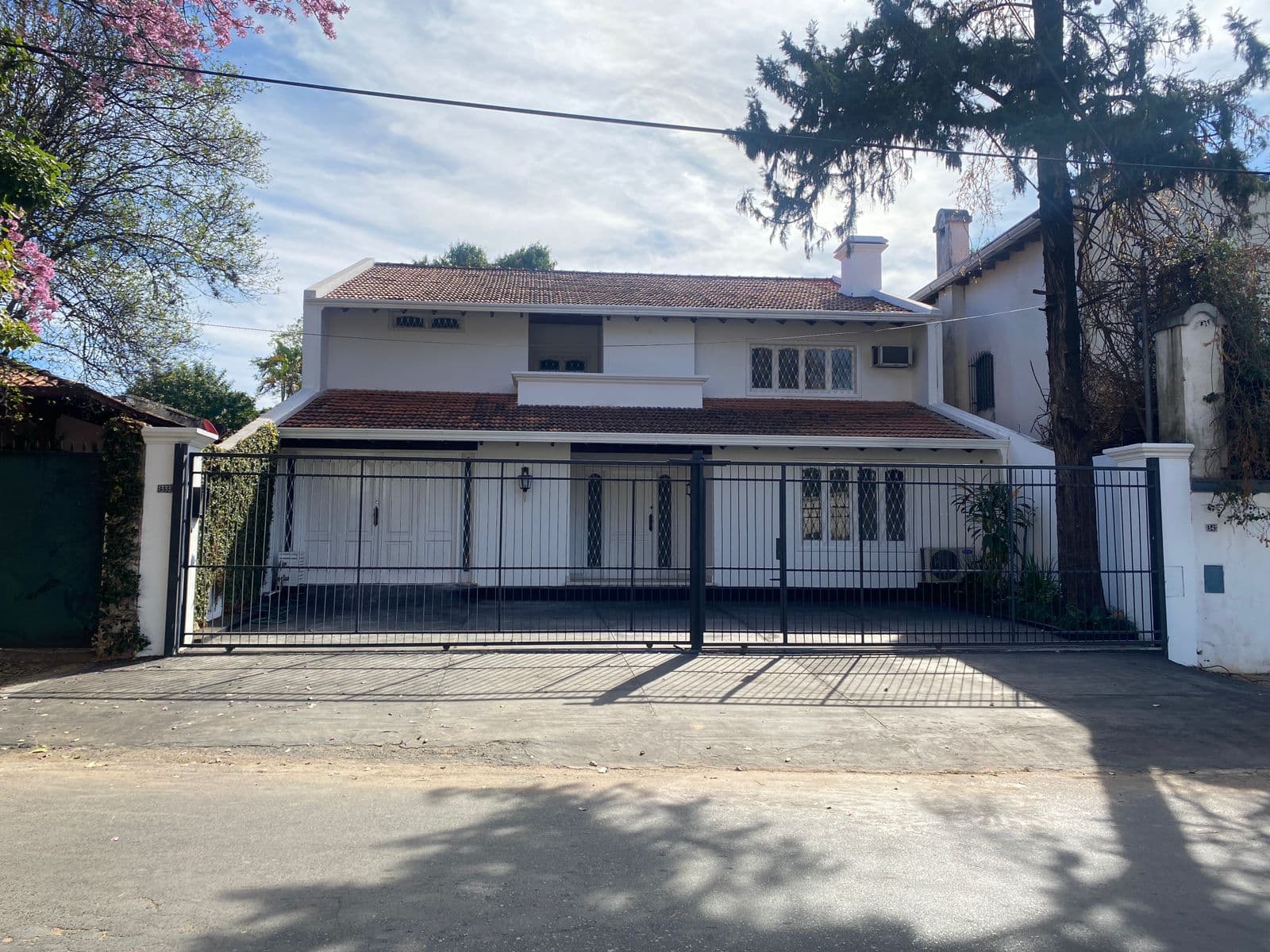 ALQ P/ VIVIENDA Y OFICINA, ESTACIONAMIENTO P/ 6 AUTOS, YCUA SATÍ – 3