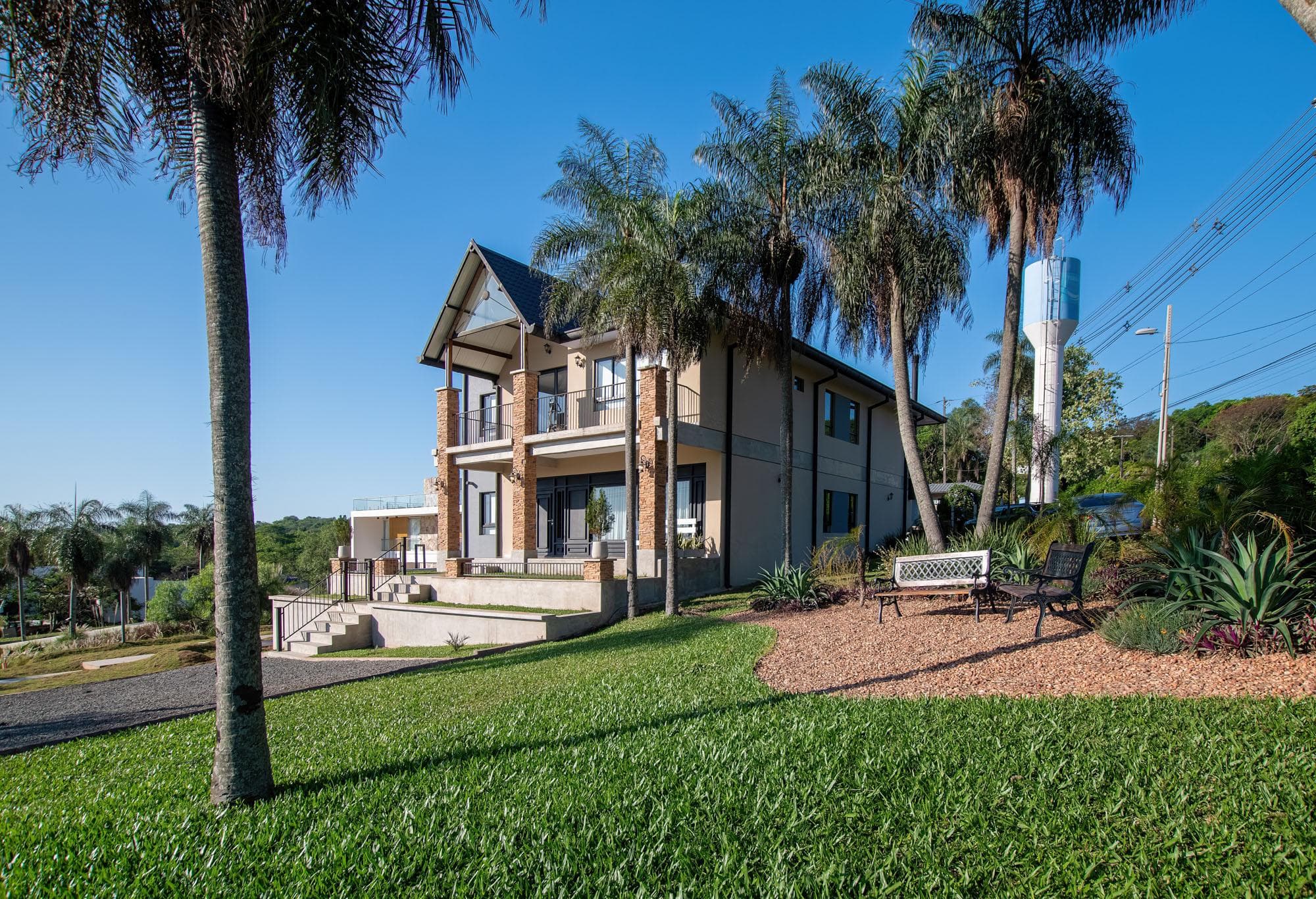 San Bernardino, En Venta, Casa Amoblada De 3 Dormitorios.