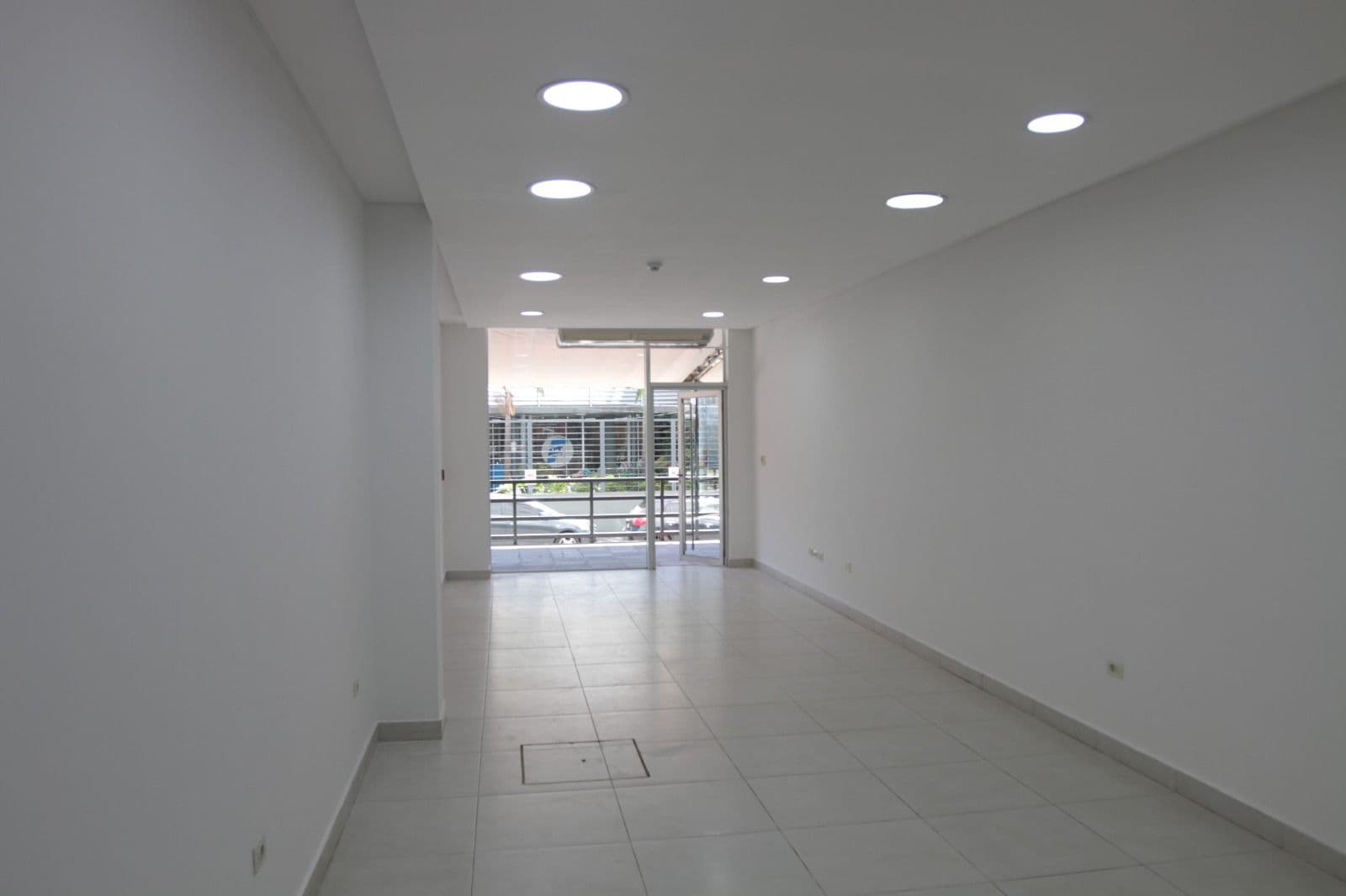 ALQUILO SALON PARA OFICINA O COMERCIO EN ZONA ESTRATEGICA EN VILLAMORRA