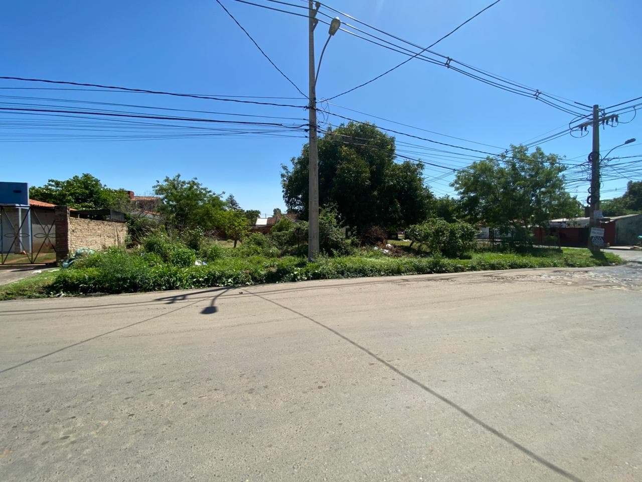 TERRENO AMPLIO EN ESQUINA EN MARIANO ROQUE ALONSO – 3
