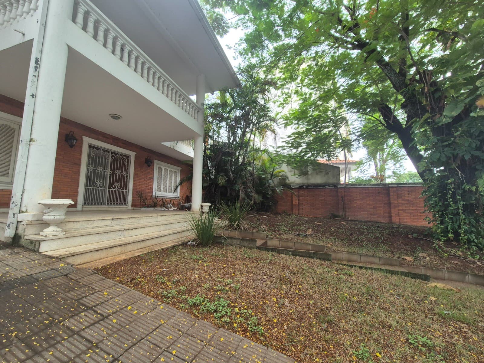 En alquiler amplia casa sobre la Av. Gral. Santos con 20 ambientes – 2