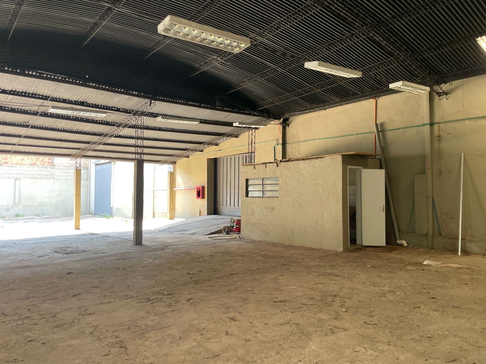 ALQUILO AMPLIO DEPÓSITO EN FERNANDO DE LA MORA – 2