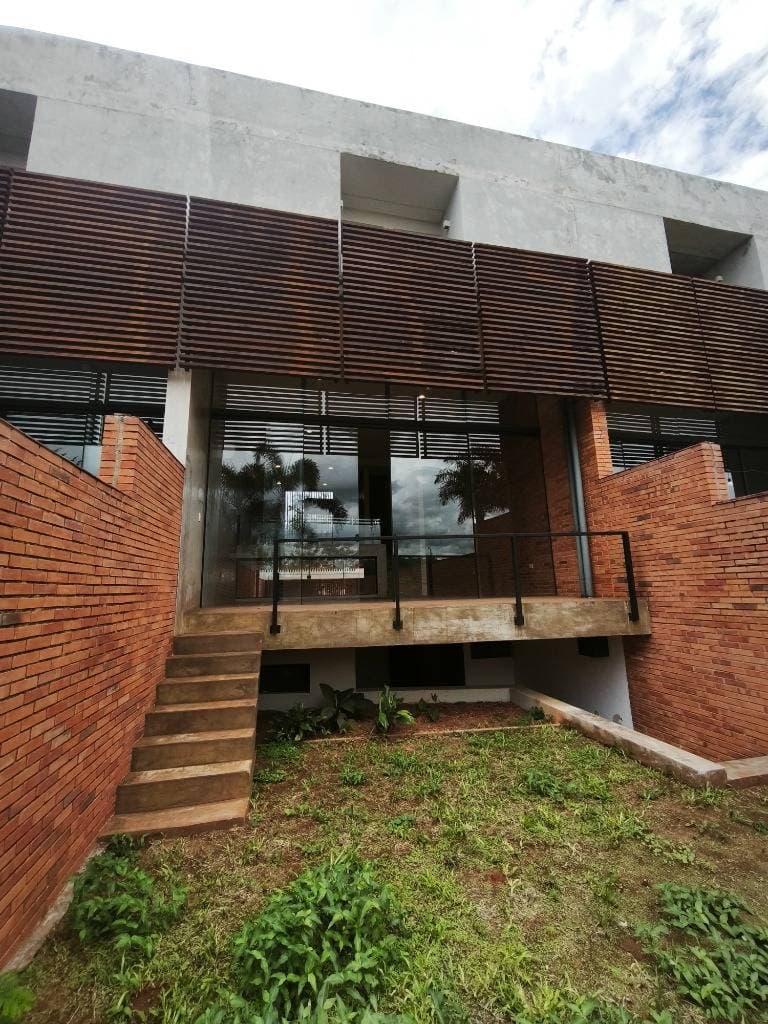 "Dúplex Moderno y Espacioso: Tu Nuevo Hogar Familiar en Luque" – 2