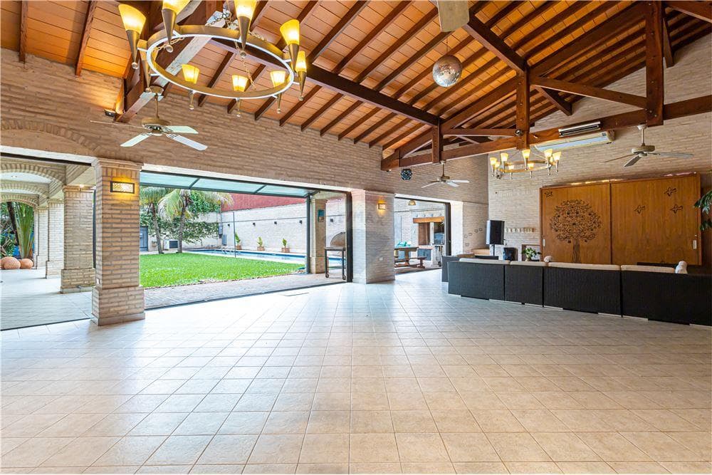 INCREIBLE RESIDENCIA EN BARRIO MCAL LOPEZ