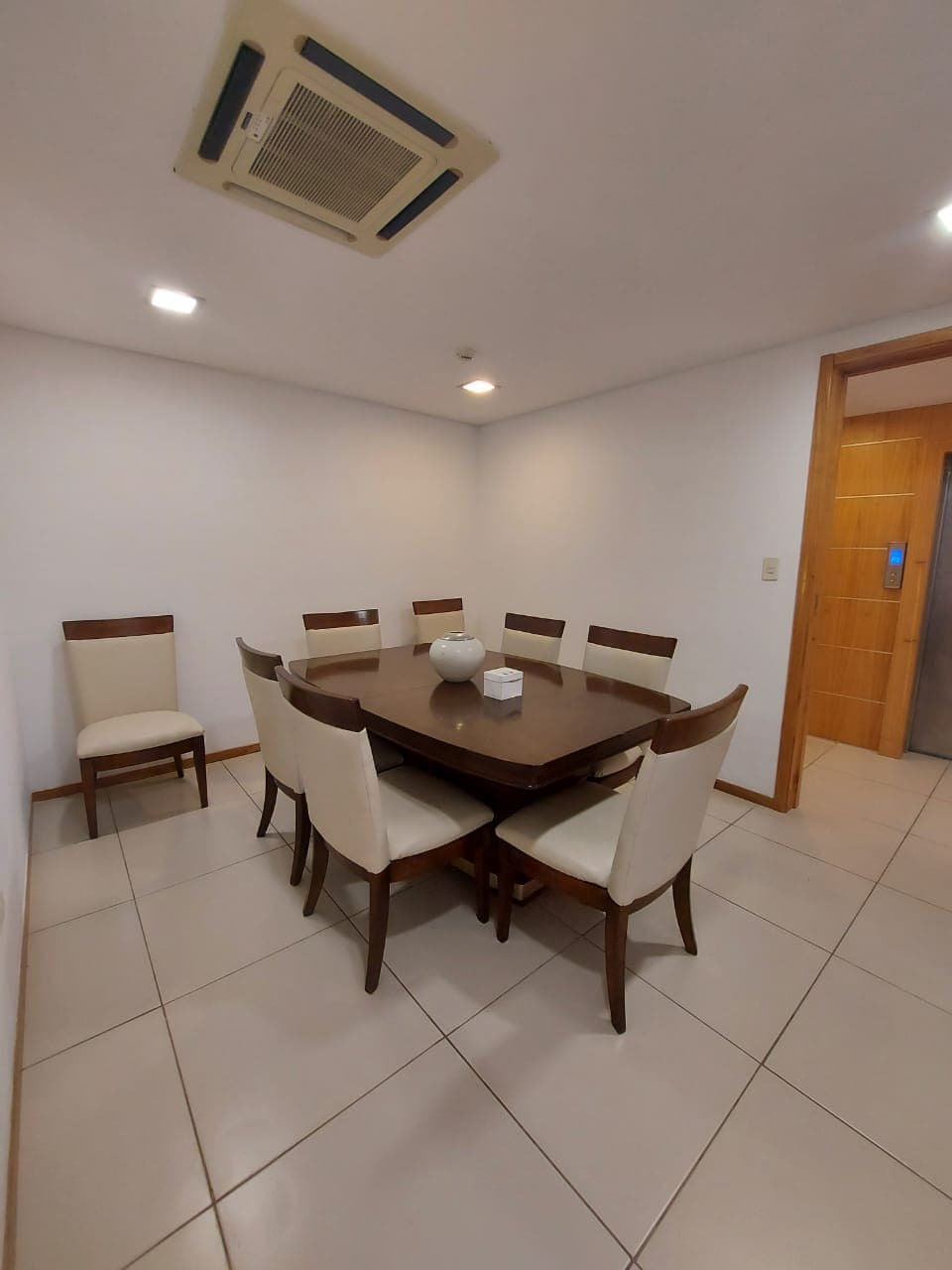 Alquilo Departamento Amoblado de 3 dormitorios en suite. Las Mercedes. COD LG – 3