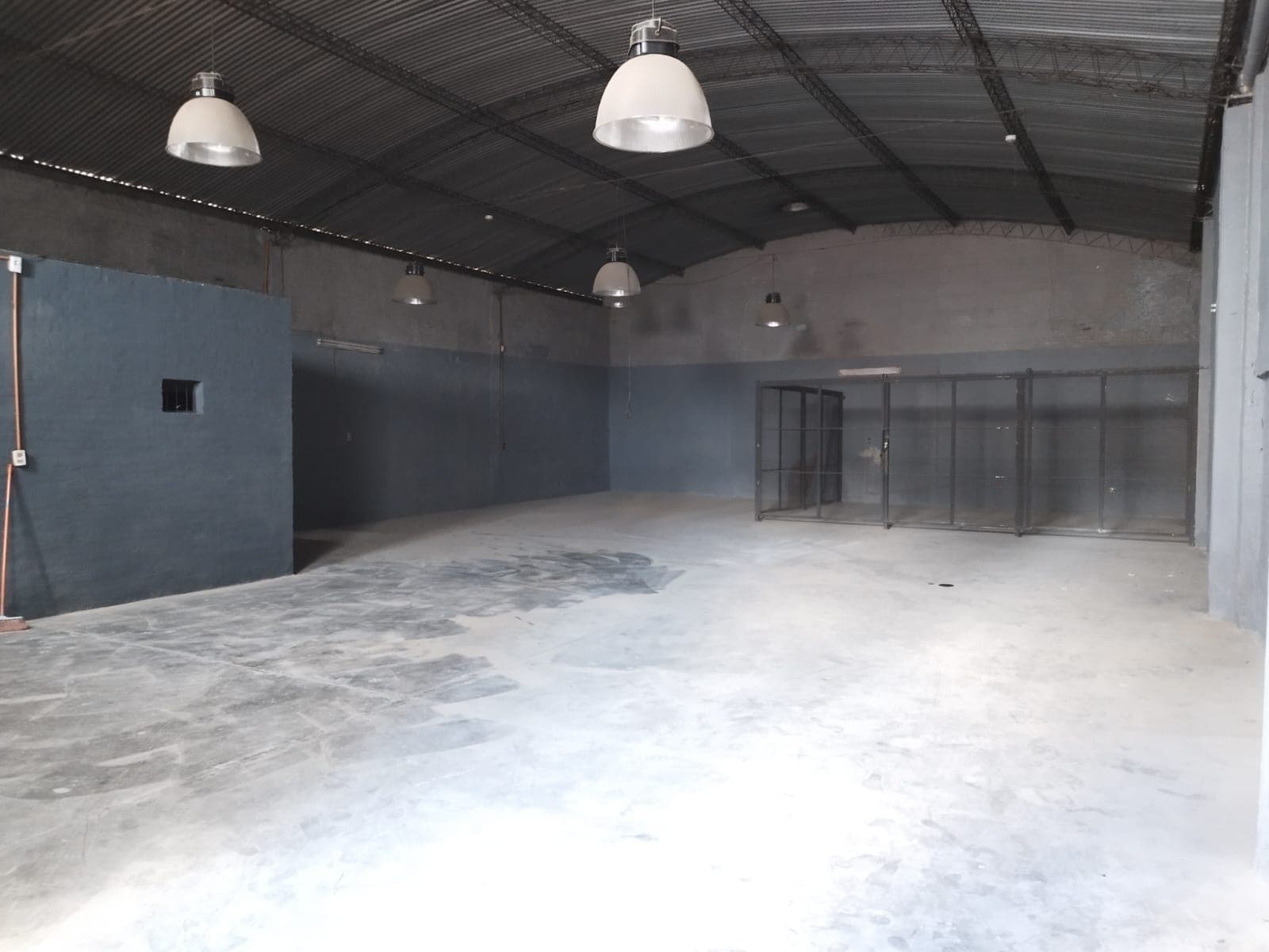 Alquilo hermoso tinglado de 360m2 sobre Madame Lynch con oficina – 3