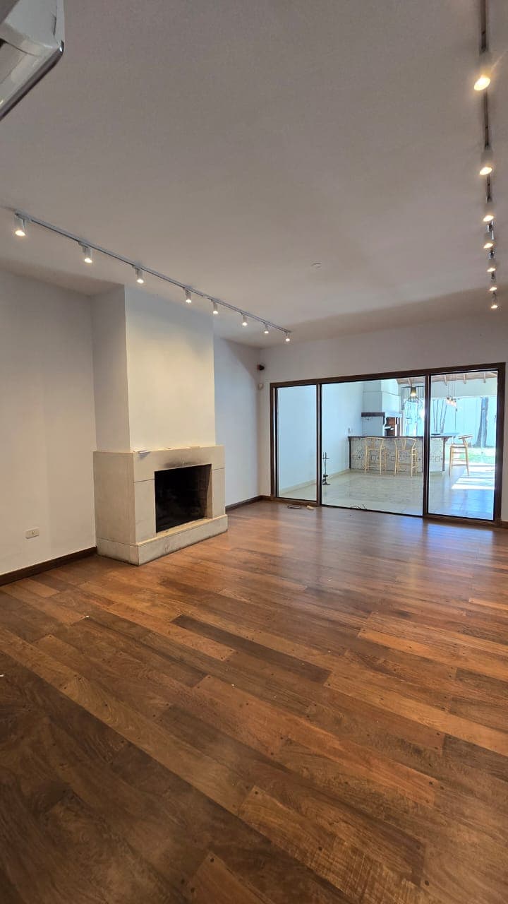 Vendo o Alquilo Casa de 7 habitaciones. Ycua Sati. COD 037