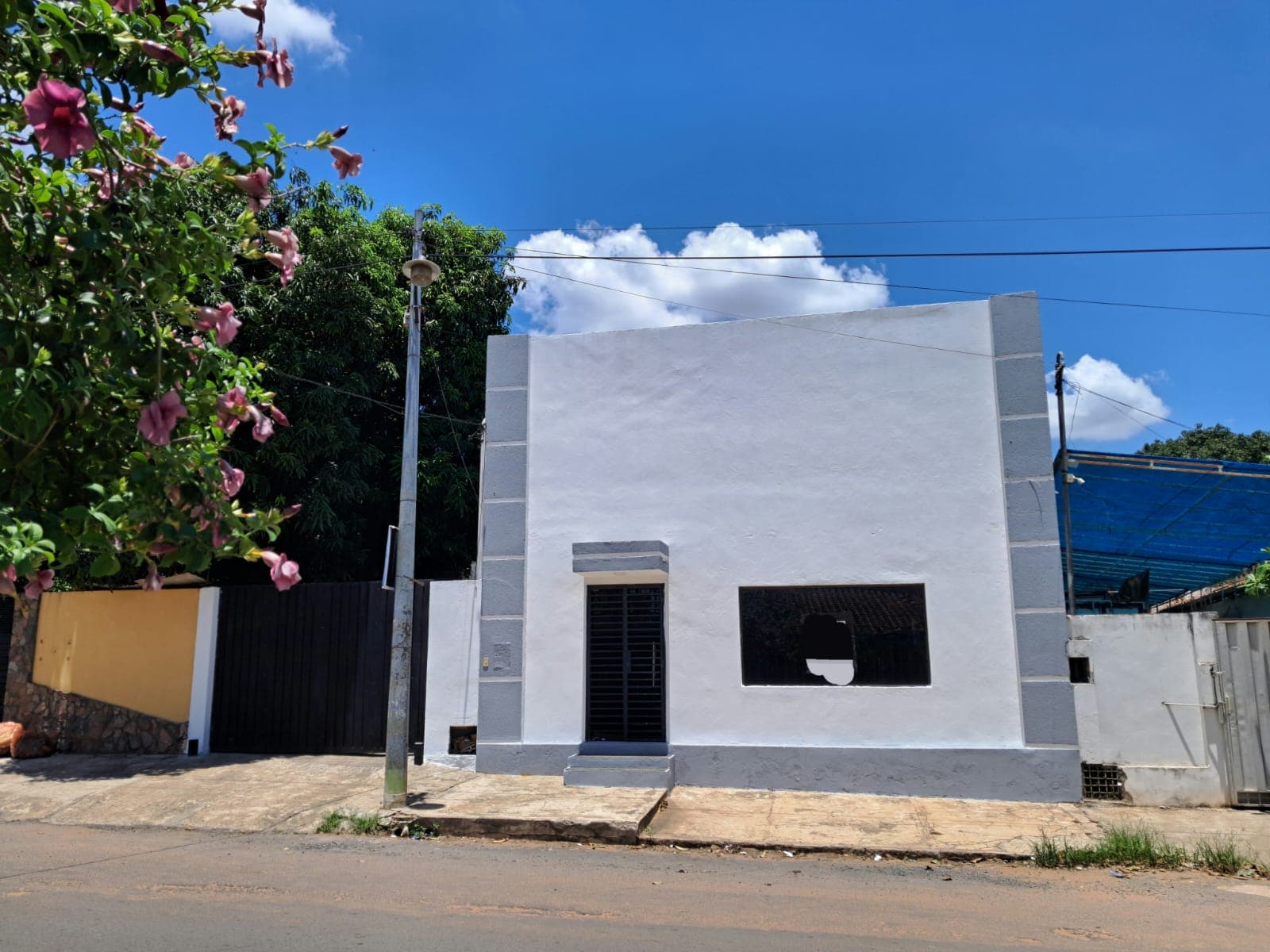 Alquilo Showroom con Depósito y oficinas en Villa Elisa.