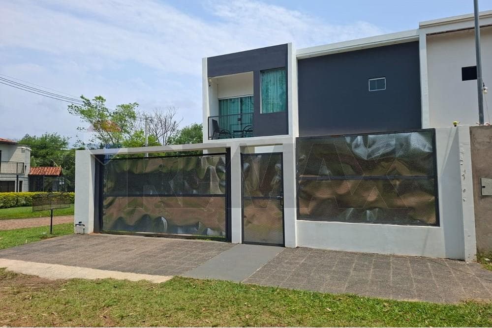 ¡Moderna Duplex con Piscina en San Bernardino!