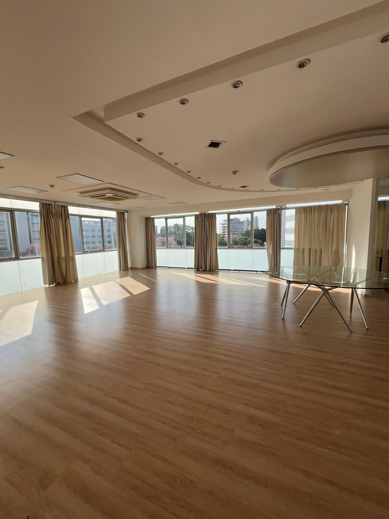 ZONA SHOPPING LA GALERÍA EN ALQUILER OFICINA DE 220 M2 CON 4 COCHERAS