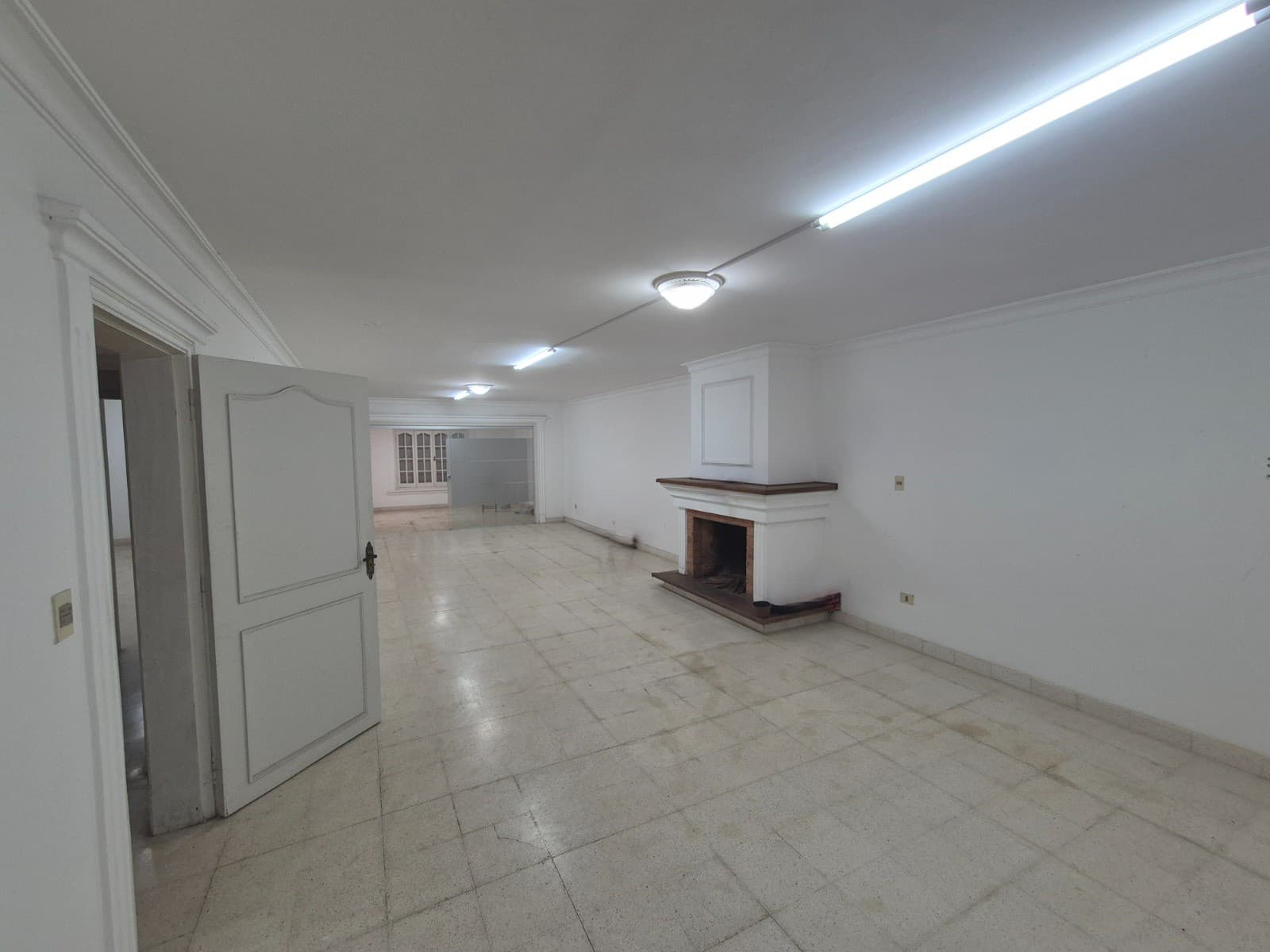 En alquiler amplia casa sobre la Av. Gral. Santos con 20 ambientes – 3