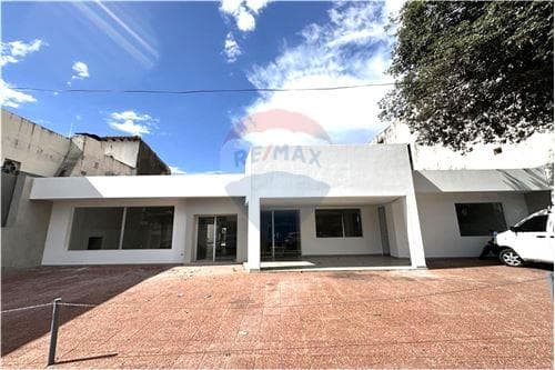 ALQUILO LOCAL COMERCIAL CON OFICINAS Y PATIO