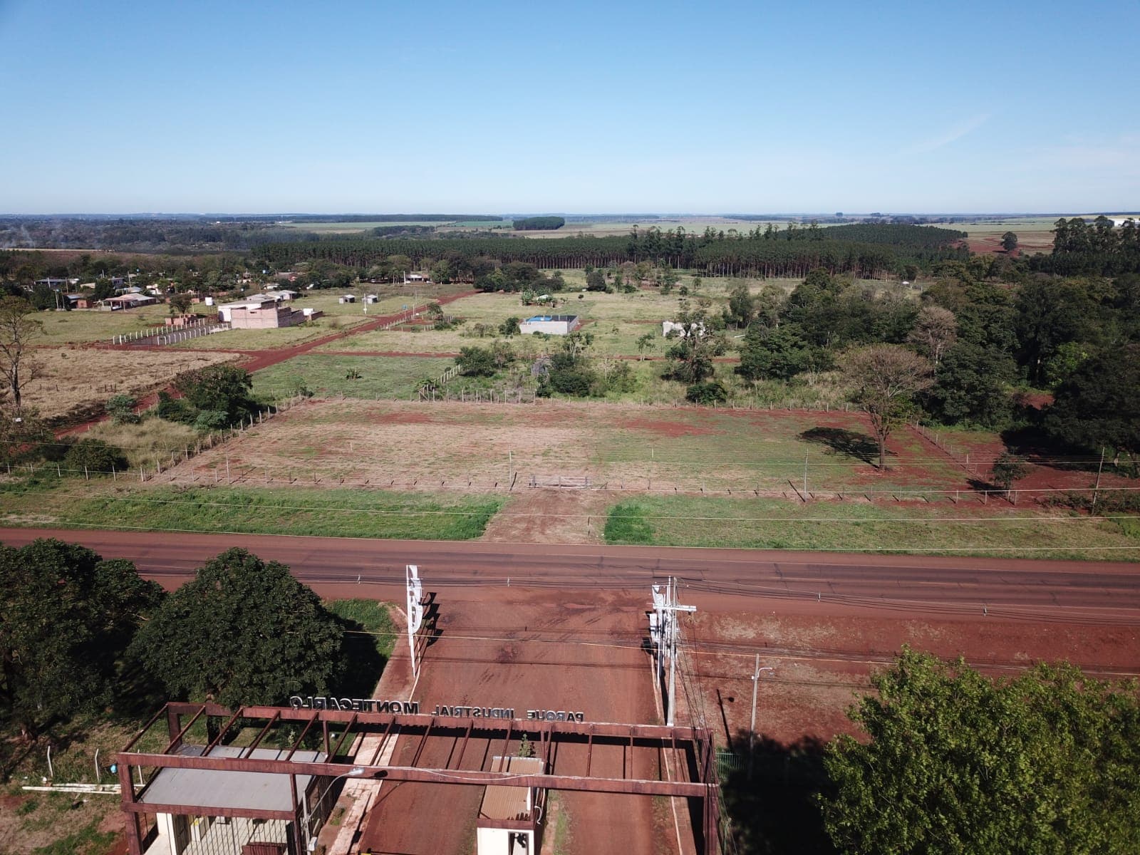 ¡Inversión Estratégica! Terreno Exclusivo de 5.000 m² con Frente Directo a Supercarretera en Hernandarias KM 06, Potencial Ilimitado para Desarrollo Comercial y Residencial. – 2