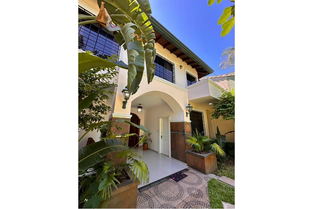 ALQUILO LUJOSA CASA EN ASUNCION BARRIO CARMELITAS – 3