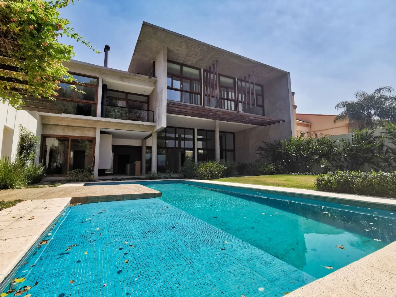 Importante residencia minimalista en Los Laureles