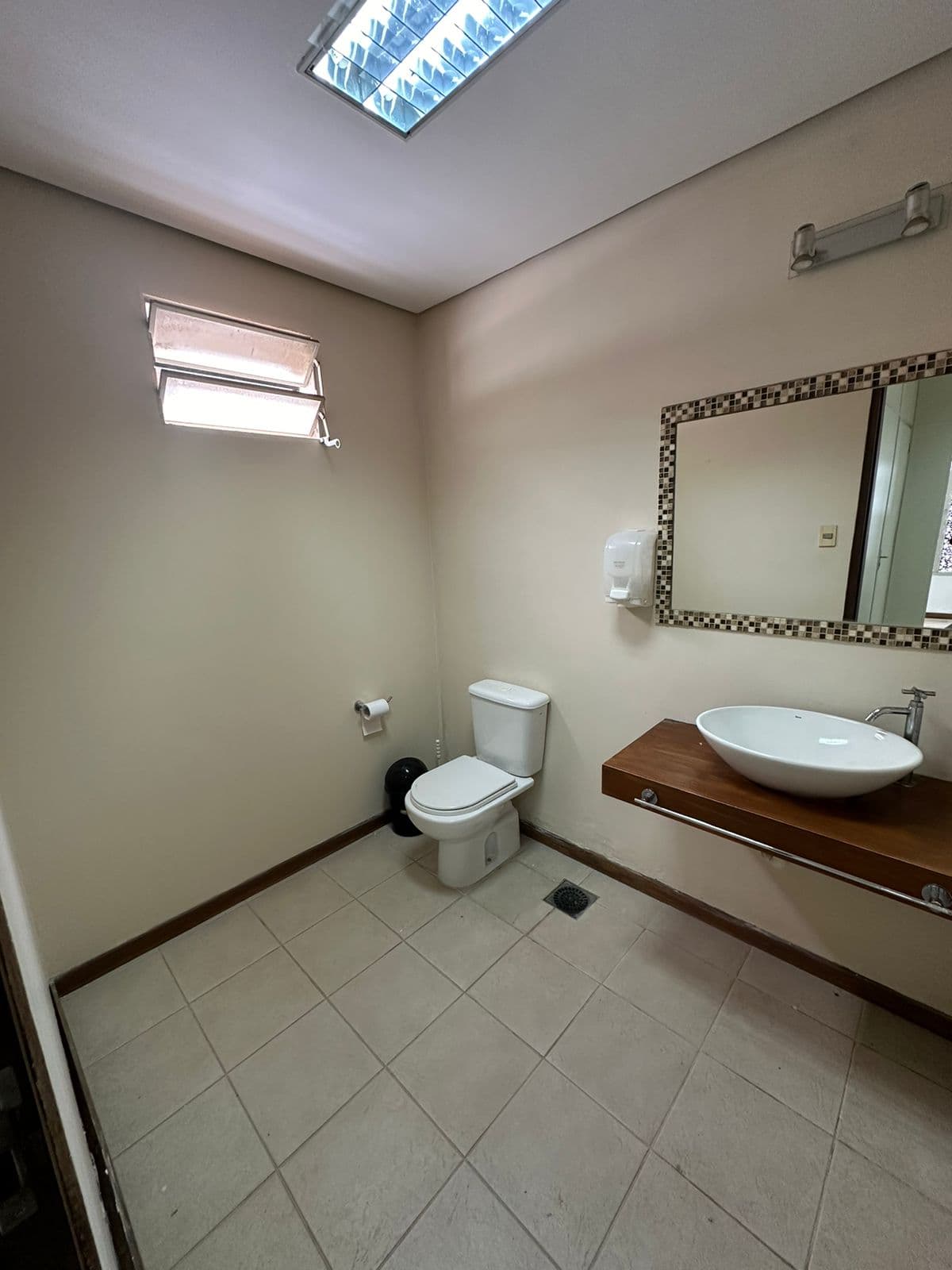 Alquilo/ Vendo Casa P/ Oficina De Una Sola Planta, Zona Ips Central. – 3