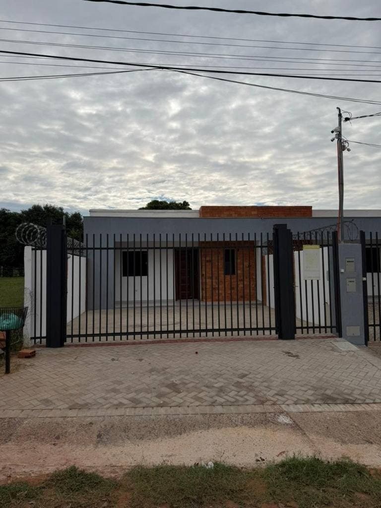 ¡Alquilo casa en Barrio Mbocayaty, Ñemby – Amplia y funcional.