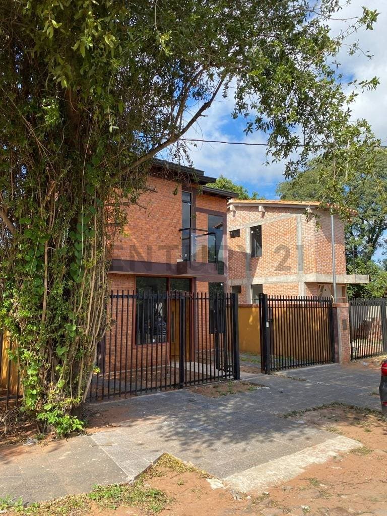 Vendo Duplex en Lambaré con renta incluida.