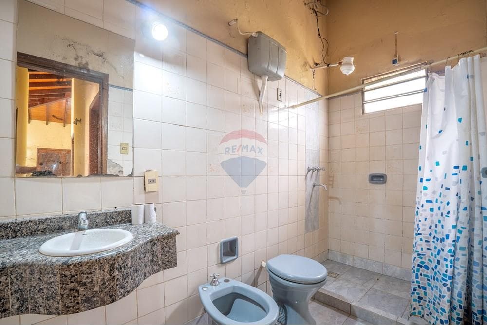 VENDO TERRENO CON CASA A REFACCIONAR