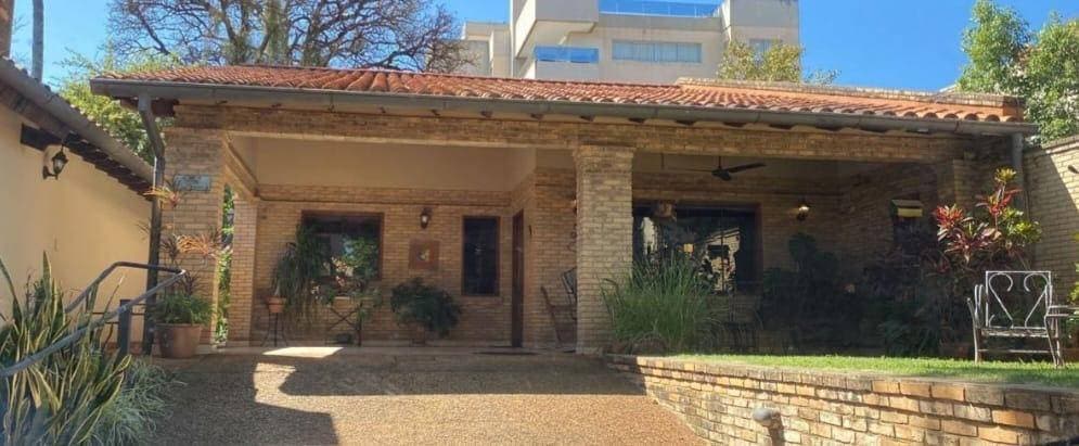 HERMOSA Y AMPLIA PROPIEDAD EN ESQUINA EN ZONA PRIVILEGIADA DE ASUNCIÓN
