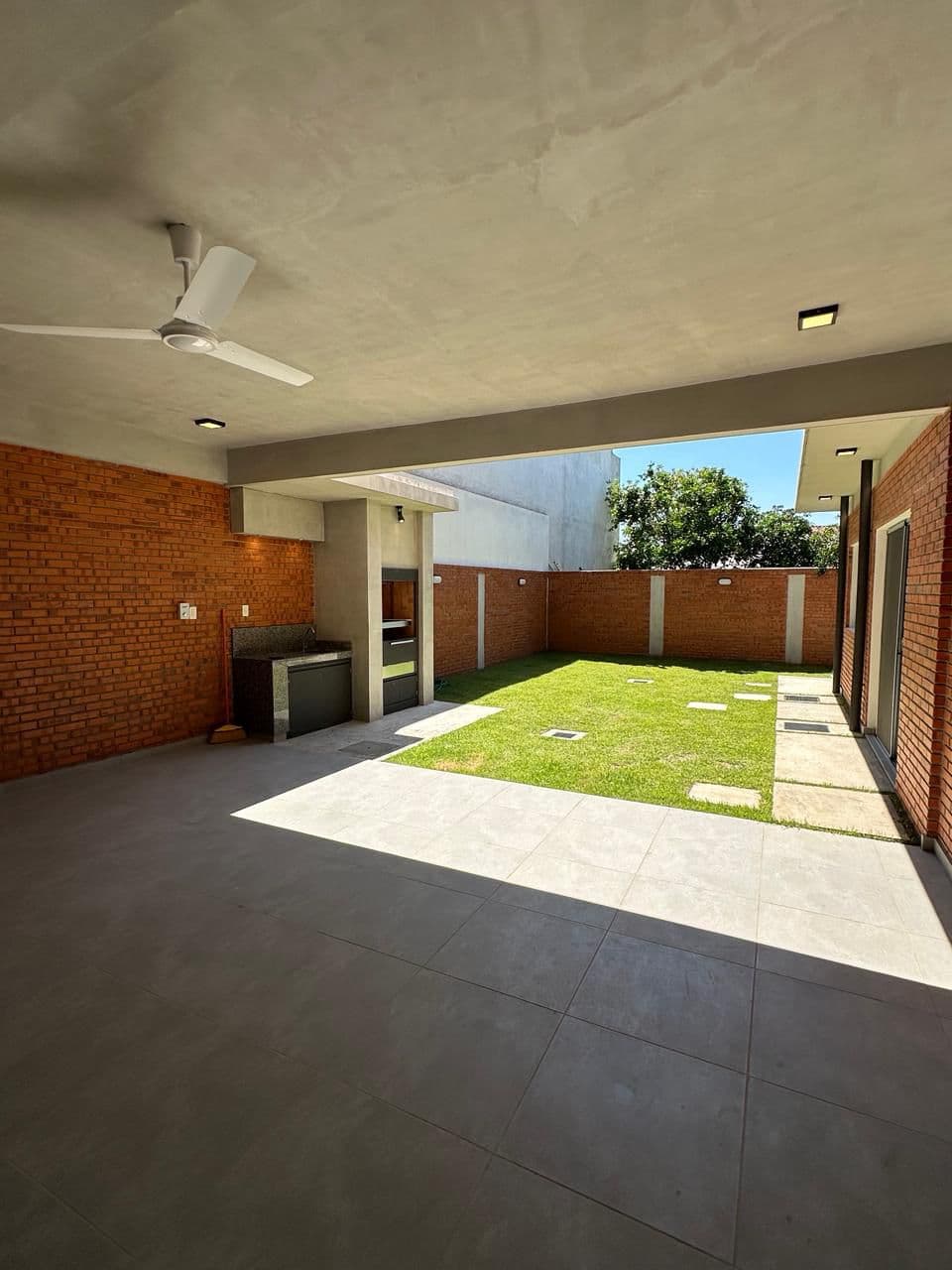 ALQUILER: DÚPLEX MODERNO CON QUINCHO Y PATIO – A MINUTOS DEL EJE CORPORATIVO – 2