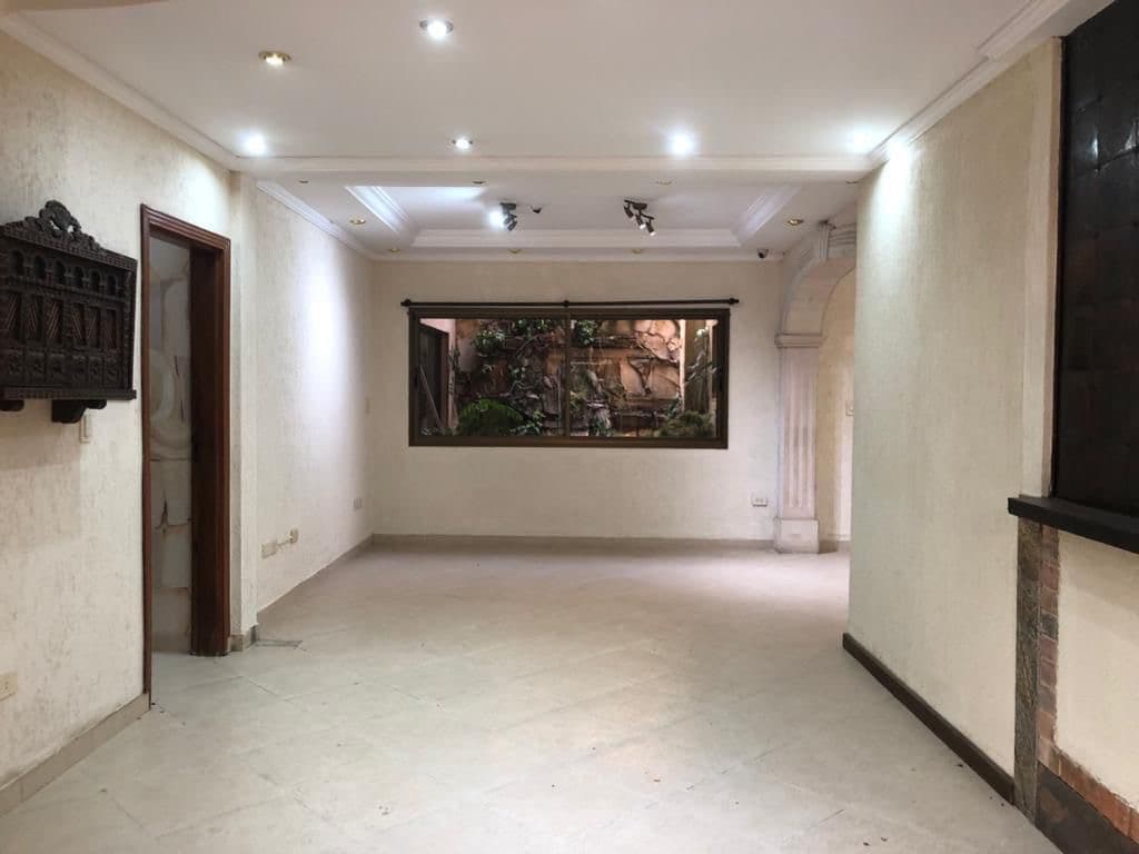 EN ALQUILER, AMPLIA RESIDENCIA DE 6 DORMITORIOS,LOS LAURELES. – 2