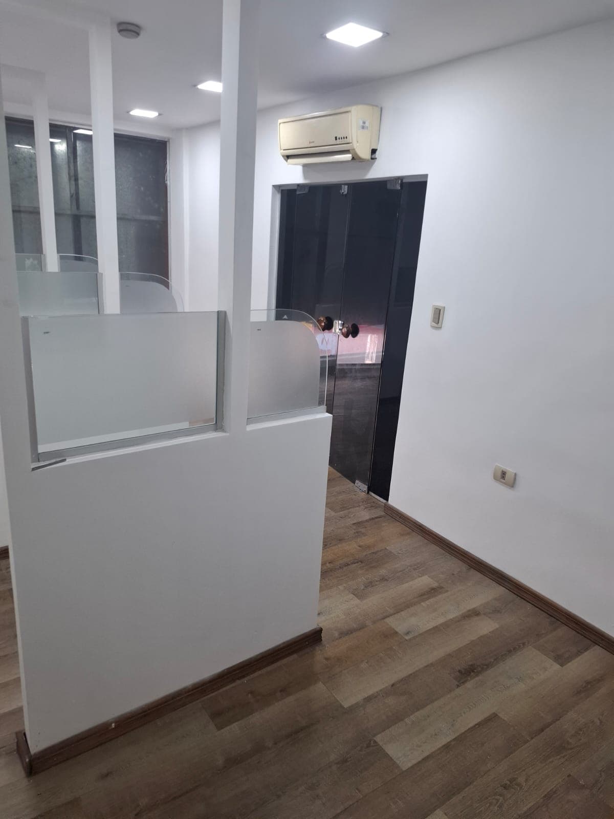 ALQUILO SALÓN COMERCIAL DE 2 PISOS EN EL CENTRO DE SAN LORENZO – 2
