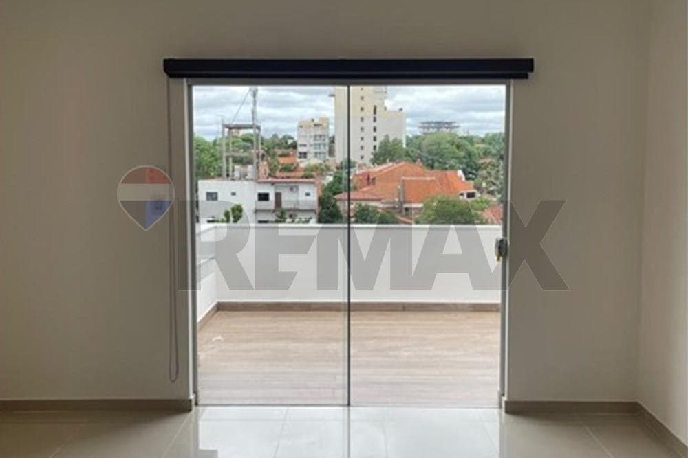 Departamento sobre Av. Molas López, Asunción