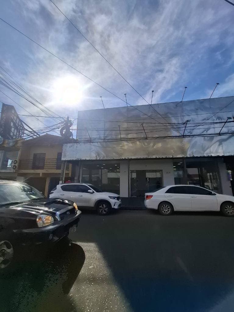 ALQUILO SALÓN COMERCIAL DE 2 PISOS EN EL CENTRO DE SAN LORENZO