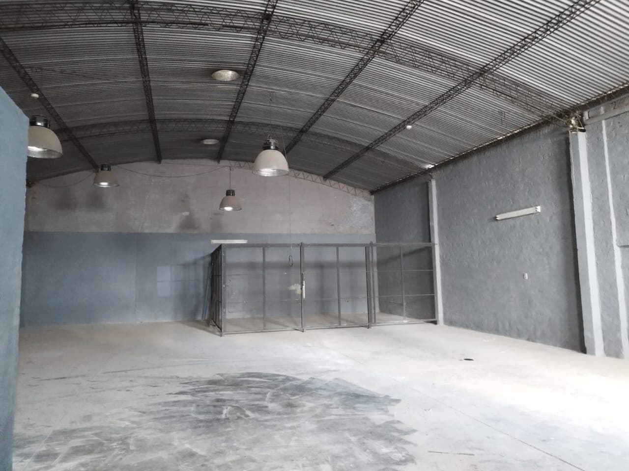Alquilo hermoso tinglado de 360m2 sobre Madame Lynch con oficina – 2
