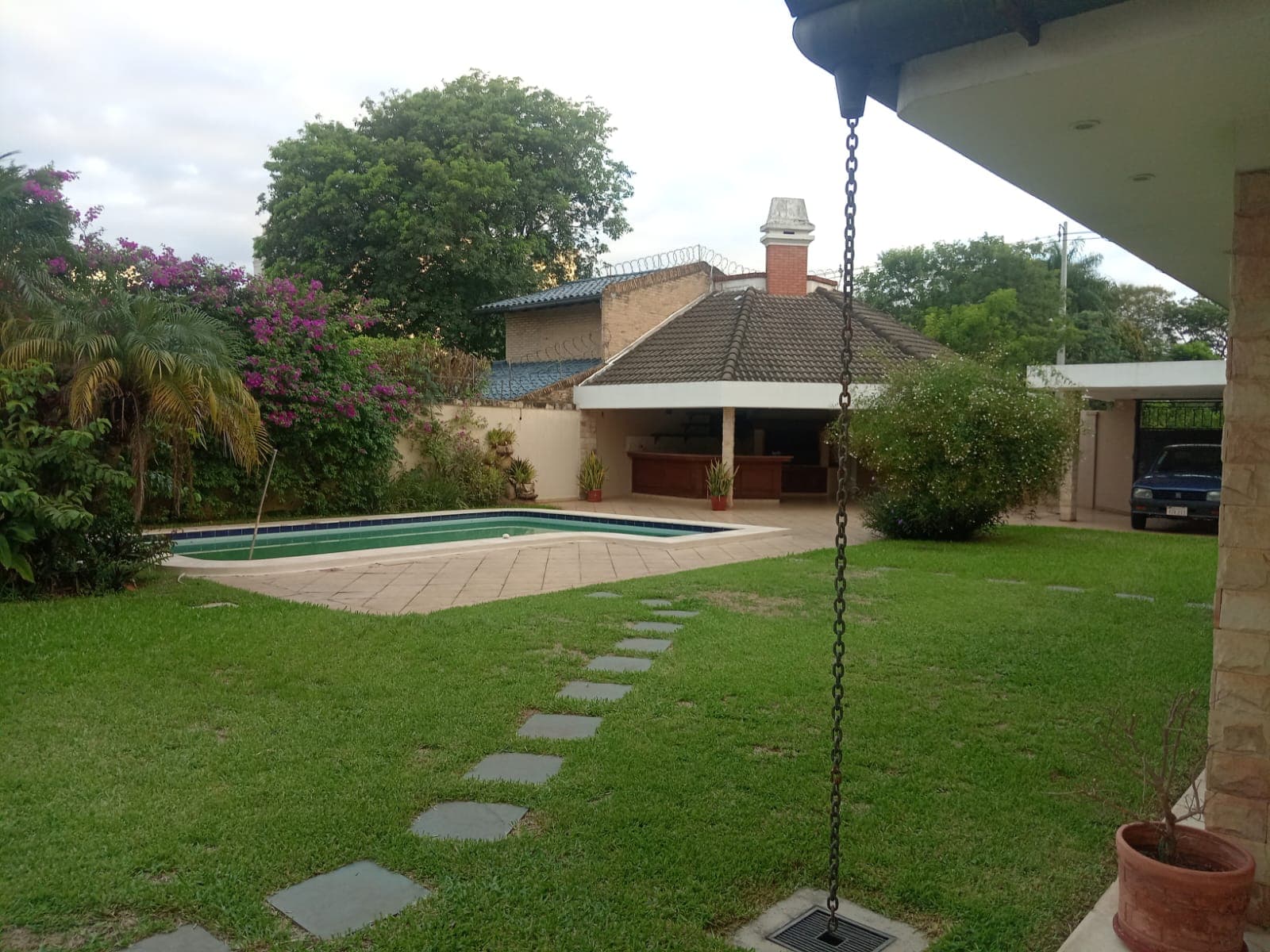 ALQUILO LUJOSA RESIDENCIA DE 2.169 M² EN EL BARRIO YCUÁ SATÍ – 2
